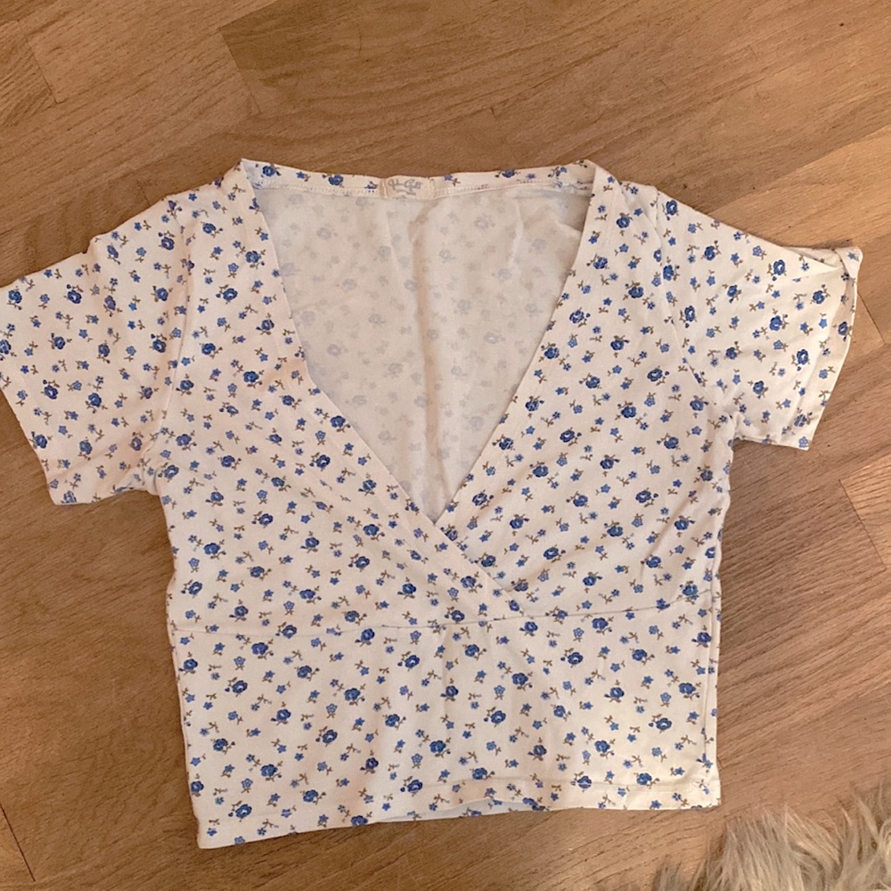 •Brandy Melville Amara Floral Top •1 size fits all • white with blue flowers
